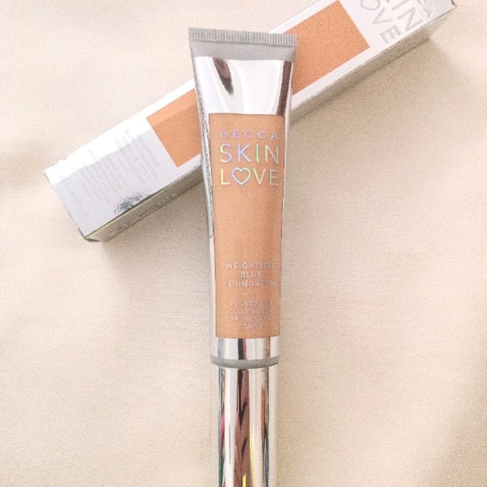 NIB NWT Becca Skin Love Weighless Blur Foundation Infused w/Glow Nectar